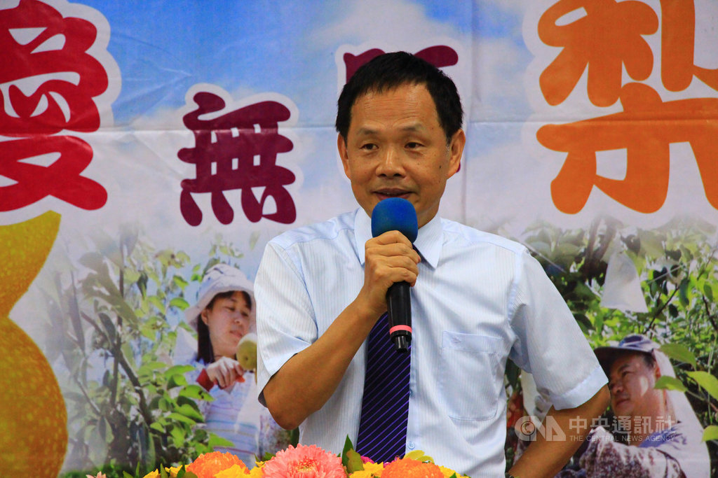 台中郵局力挺小農同時做公益,23日舉辦記者會宣布今年「愛無距梨」公益活動,局長丘京華出席記者會表示,活動不僅協助在地農民行銷農特產品,也能協助台中育嬰院兒童,歡迎民眾響應。中央社記者蘇木春攝 108年7月23日
