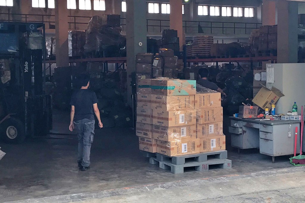 有國安人員涉嫌利用總統出訪專機返台,企圖夾帶大量香菸入境。(民眾提供)中央社記者吳睿騏桃園機場傳真 108年7月22日