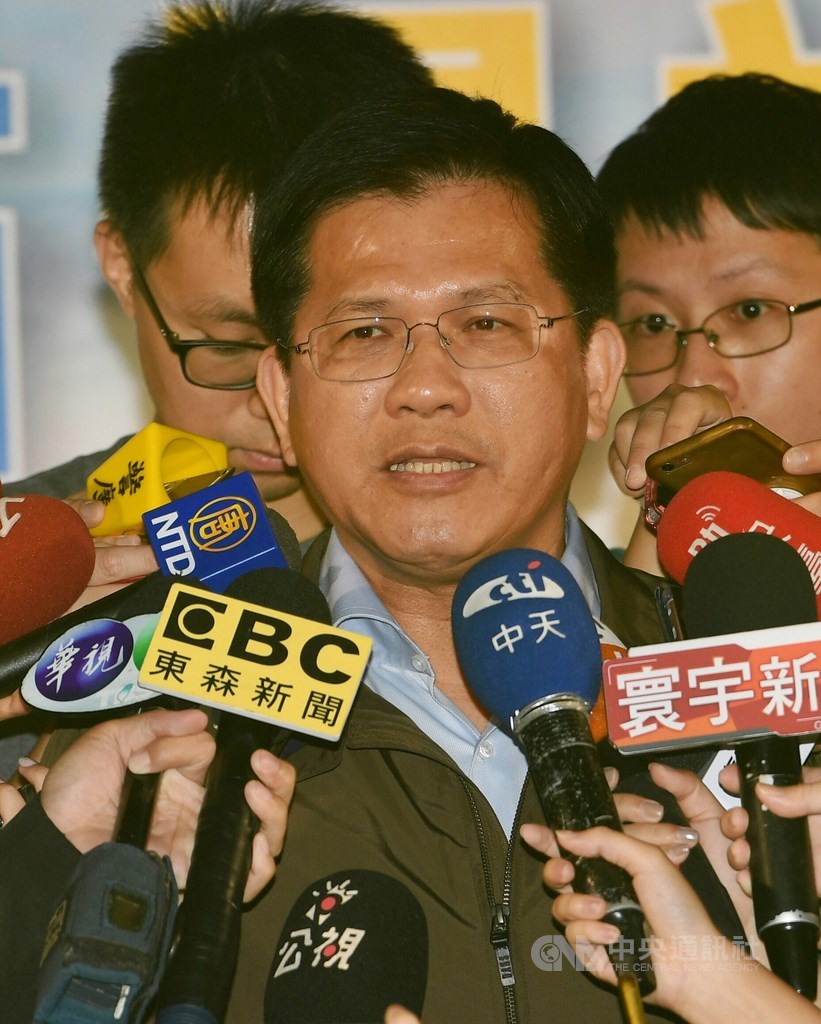 國安局官員遭指利用總統出訪勤務走私菸品,交通部長林佳龍(中)23日受訪表示,已要求華航釐清歷年狀況,並強調對於華航的疏失與責任,「究責無上限」。中央社記者施宗暉攝 108年7月23日