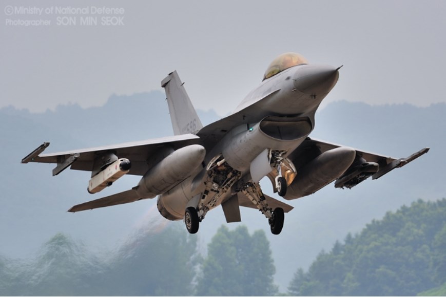 南韓國防部表示,俄羅斯3架軍機23日飛進南韓防空識別區,南韓派出數架F-15K和KF16戰機攔截並開火示警。圖為KF16同型機。(圖取自南韓國防部網頁mnd.go.kr)