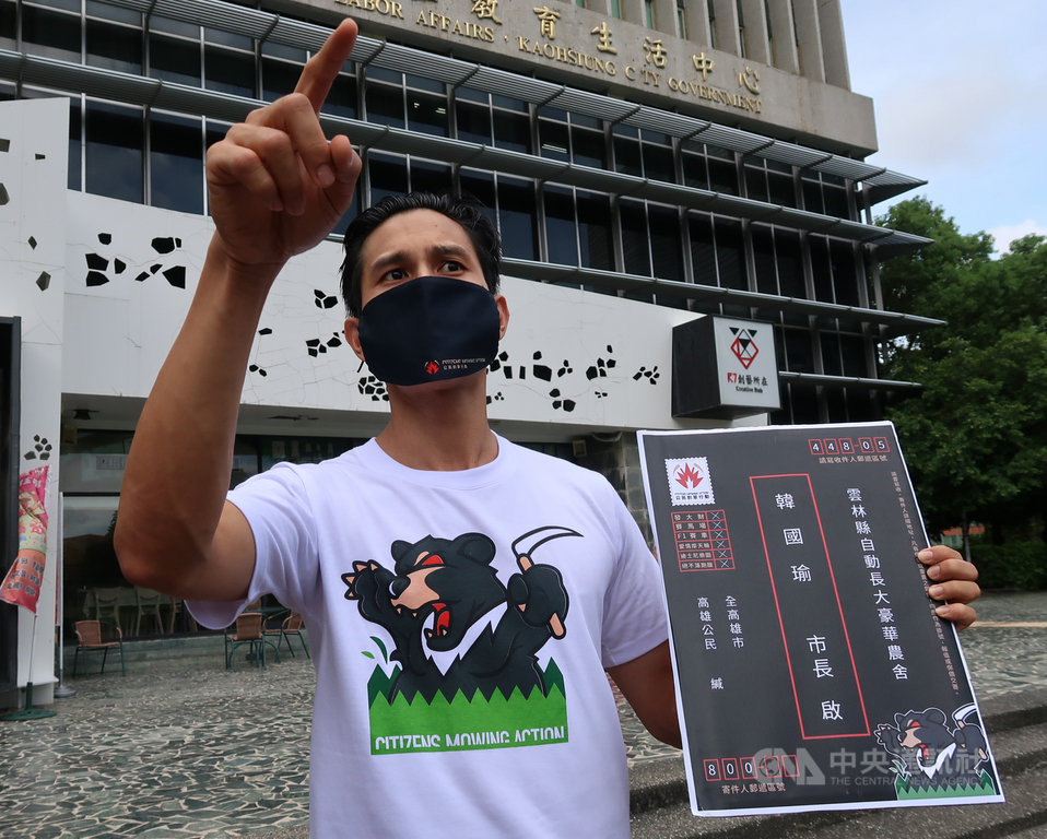 公民割草行動幹部李先生23日在高雄市勞工公園舉行記者會,說明借用場地舉辦「公民假日草市」活動遭市府拒絕,質疑市府蓄意刁難,轉向民間承租場地又被拒,呼籲市府誠實面對民意。中央社記者王淑芬攝 108年7月23日