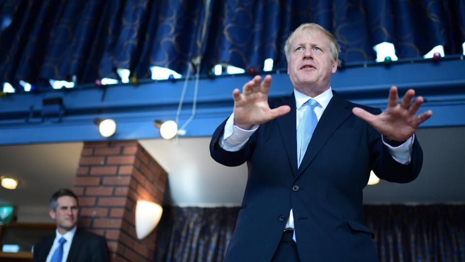 英國前外相強生(右)23日當選保守黨魁,同時也是新任首相;這位揚言無協議脫歐的新領導人,讓英國與布魯塞爾談判將有更多不可預測性。(圖取自facebook.com/borisjohnson)