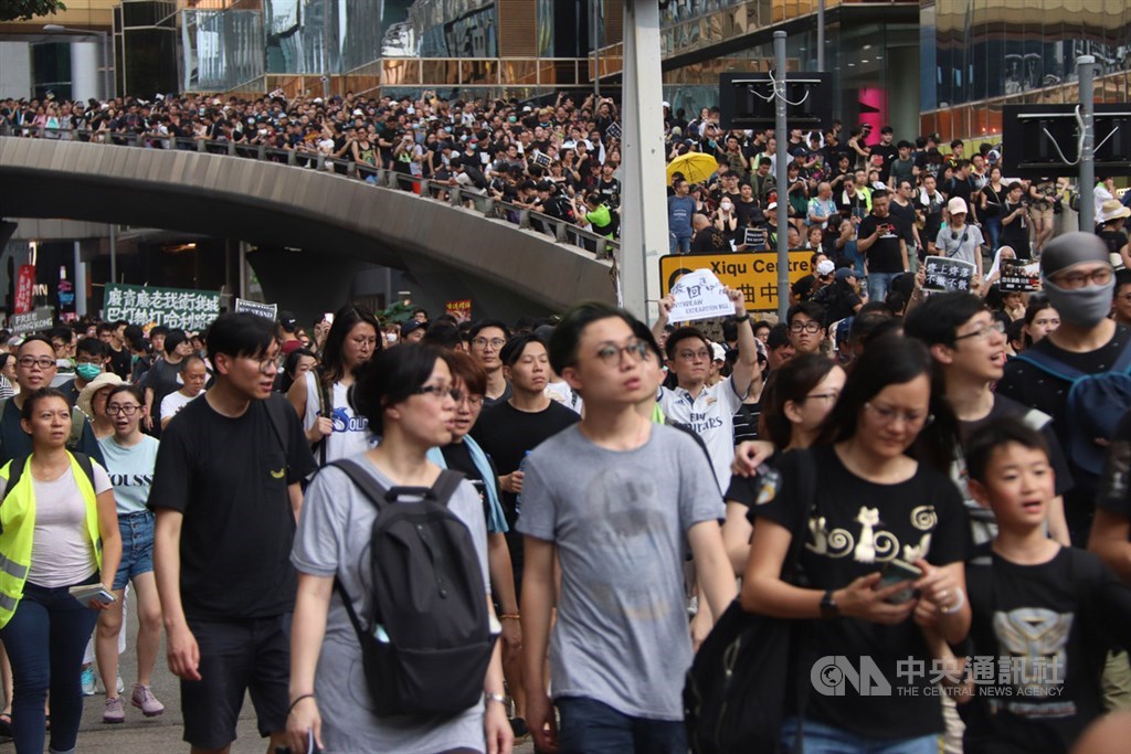 香港民眾「反送中」聲浪不歇,在元朗白衣人攻擊事件後,隸屬民主派組織「港人自決」成員鍾健平23日向警方申請元朗727遊行,但未獲核准。(中央社檔案照片)