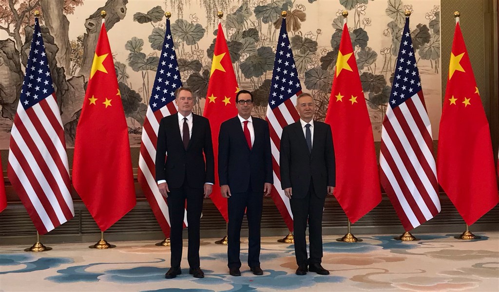 白宮聲明表示,貿易代表萊特海澤(左起)與財政部長梅努欽將前往上海,與中國國務院副總理劉鶴進行新一輪美中貿易談判。(圖取自twitter.com/stevenmnuchin1)