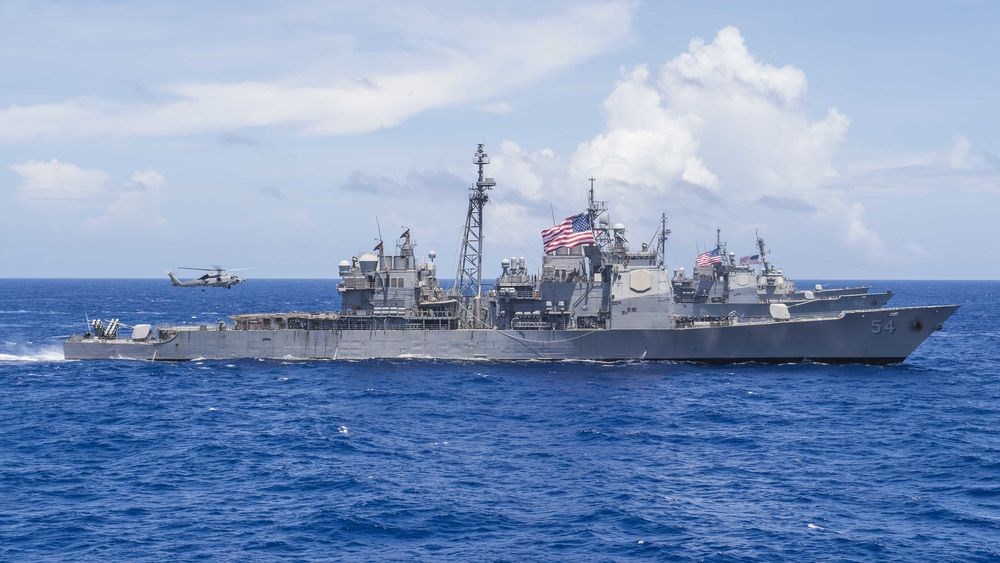 美軍安提坦號巡洋艦(前)2018年10月22日曾通過台灣海峽。(圖取自美國海軍網頁www.navy.mil)