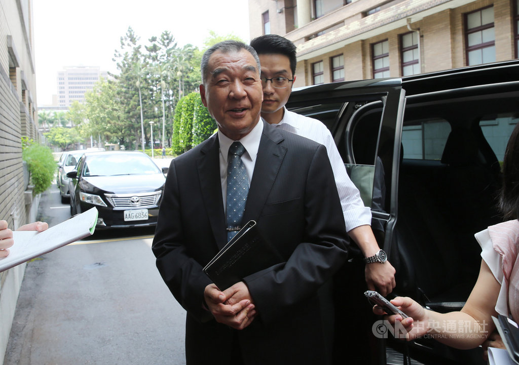 國安局特勤人員涉嫌利用總統出訪勤務走私菸品,退輔會主委、準國安局長邱國正(前)25日受訪表示,他認為國安指揮鏈沒有問題,是管理督檢有精進空間,「錯歸錯,要坦然接受、要改進」。中央社記者鄭傑文攝 108年7月25日