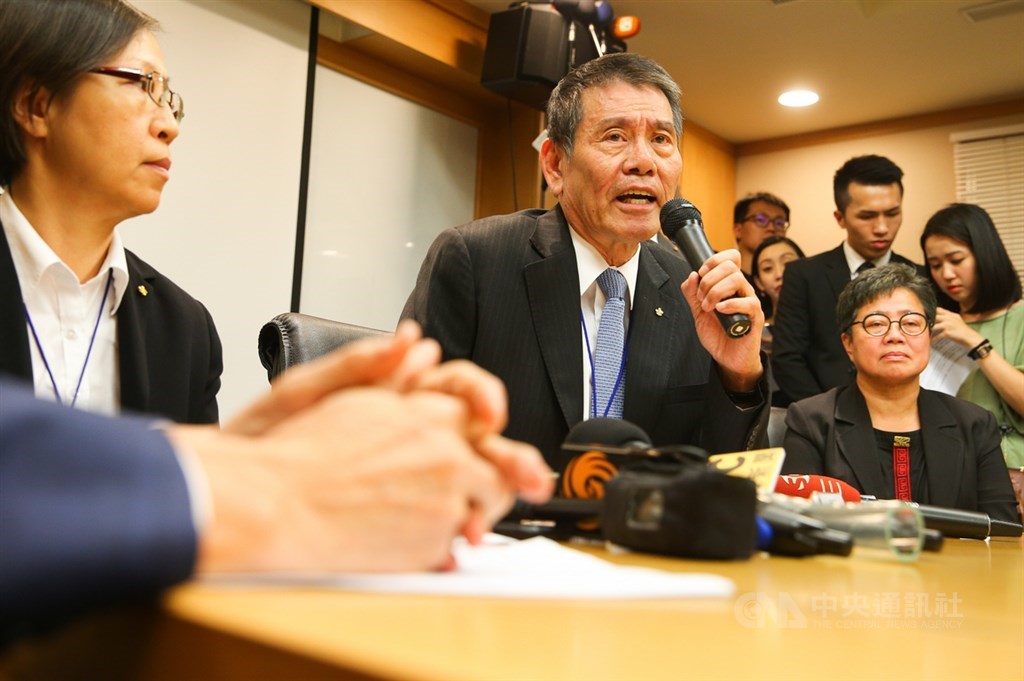 國安局人員涉嫌利用總統出訪勤務透過華航走私菸品,華航董事長謝世謙(左2)25日在記者會中表示,這次菸品案外界有些誤解,所有交易其實都是在飛機上完成交易,不是在國內完成,已屬於境外交易。中央社記者謝佳璋攝 108年7月25日