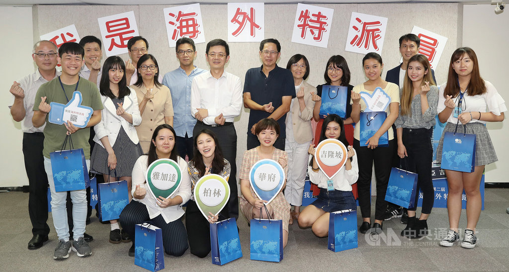 中央社第2屆「我是海外特派員」活動25日揭曉最終名單,共選出4人前往海外駐點實習,中央社董事長劉克襄(2排右6)、社長張瑞昌(2排左5)、新聞部總編輯陳正杰(3排左)與本屆決選青年們合影留念。中央社記者張皓安攝 108年7月25日