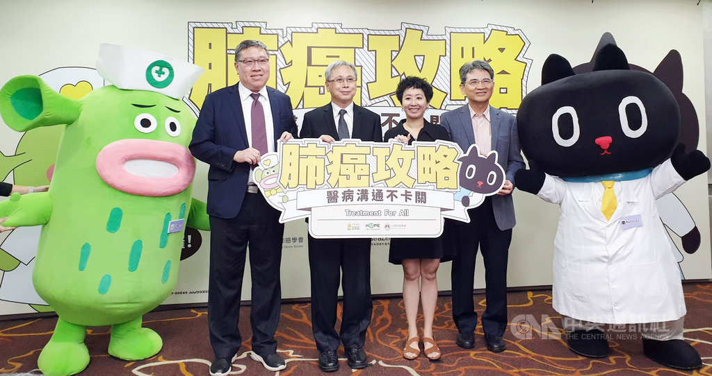 為提升民眾知能,癌症希望基金會等團體合作推出專為肺癌病友設計的數位工具「肺癌攻略」,25日舉辦上線記者會。癌症希望基金會董事長王正旭(右)表示,「肺癌攻略」是醫病共享決策的輔助工具,可補充民眾知識不足、提高疾病意識,也可改善醫病溝通效率。中央社記者陳偉婷攝 108年7月25日