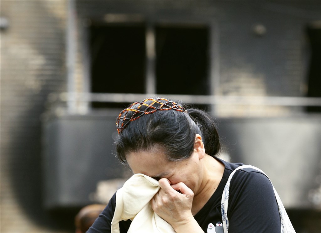 日本動畫製作公司「京都動畫」縱火案造成34人死亡、34人受傷;民眾前往京都動畫第一工作室致哀時,在現場落淚。(共同社提供)
