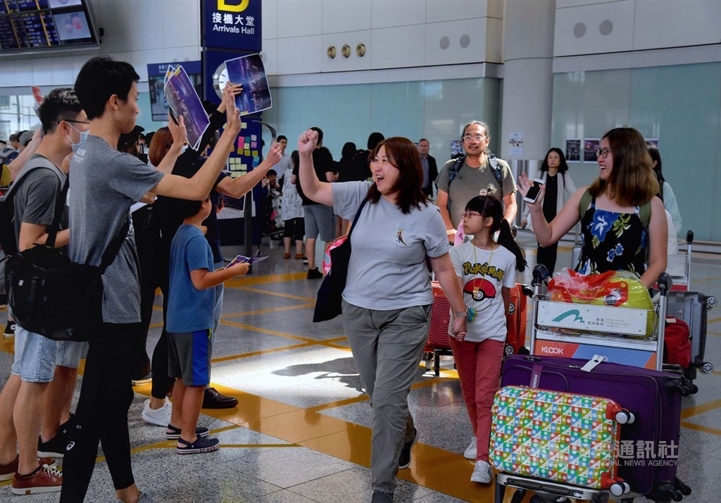 香港一批航空界從業員26日在機場集會,要求政府撤回修訂逃犯條例等,主辦方更準備寫上多種語言的示威訴求,盼向遊客解釋整場反修例風波和他們的立場,爭取認同及支持。中央社記者王飛華攝 108年7月26日