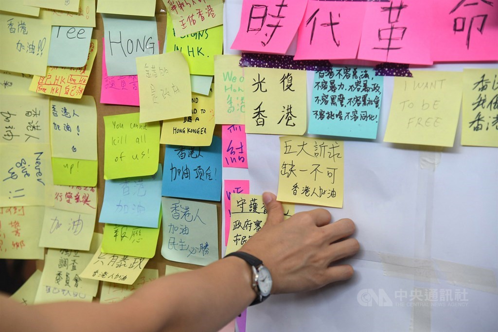 一群香港親泛民主派的航空從業員發起26日到機場大廳集會靜坐,要求政府撤回修訂逃犯條例等,現場一面看板上更貼著許多民眾支持加油的字條,一同撐香港。中央社記者王飛華香港攝 108年7月26日