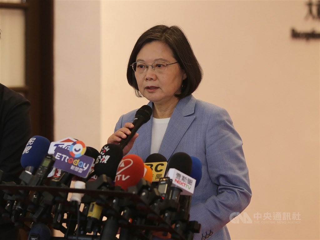 總統蔡英文27日下午發表談話表示,26日以超買兩字形容這次私菸案,主要是尊重司法單位偵辦。對於引發社會質疑有無查辦決心,她強調,政府查辦到底的決心不容質疑;對於這次事件引發的弊端,做為國家領導人必須表達歉意。中央社記者徐肇昌攝 108年7月27日