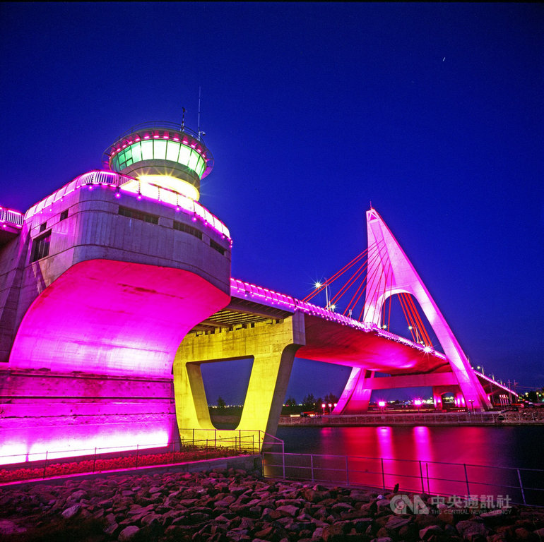 大鵬灣BOT廠商暫停營業,大鵬灣觀光產業聯盟與大鵬灣國家風景區管理處合作,推出住宿及優惠活動,並特別推薦鵬灣跨海大橋的光雕及開橋秀。(鵬管處提供)中央社記者郭芷瑄傳真 108年7月27日