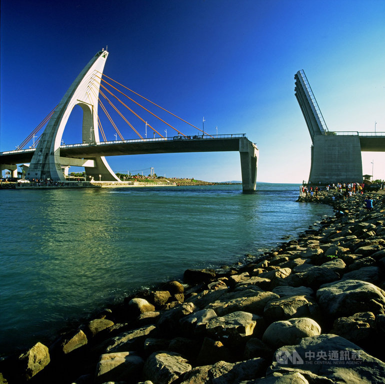 大鵬灣BOT廠商暫停營業,大鵬灣觀光產業聯盟與大鵬灣國家風景區管理處合作,推出住宿及優惠活動,行程上也建議別錯過鵬灣跨海大橋的光雕及開橋秀。(鵬管處提供)中央社記者郭芷瑄傳真 108年7月27日