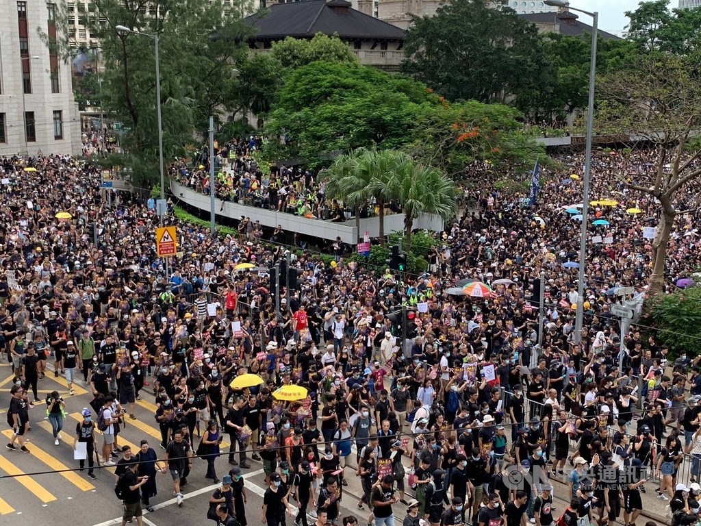 香港警方未同意28日在中環舉行的追究警方用槍責任遊行,僅同意集會。反送中支持者集結遮打花園,人潮在下午3時半後展開「自主」遊行示威。中央社記者廖漢原香港攝 108年7月28日