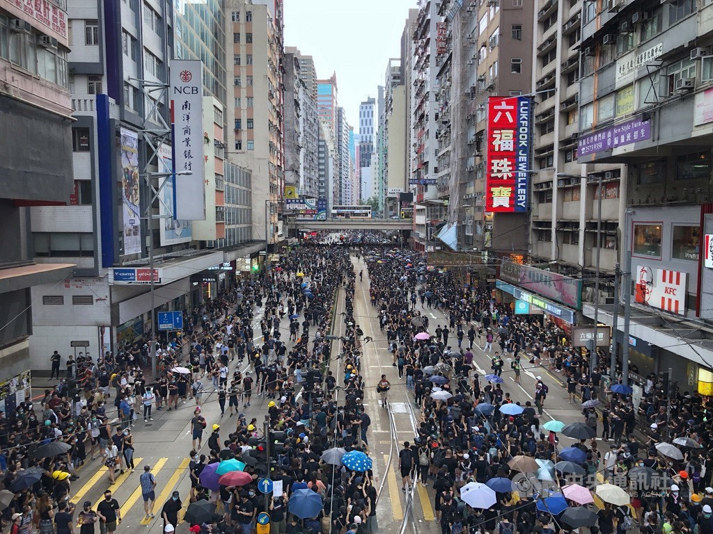 香港28日在中環遮打花園舉行追究警方濫權集會,因警方未核准「遊行」,反送中支持者下午集結後展開「自主」遊行,大批民眾占據銅鑼灣區街道。中央社記者王飛華香港攝 108年7月28日