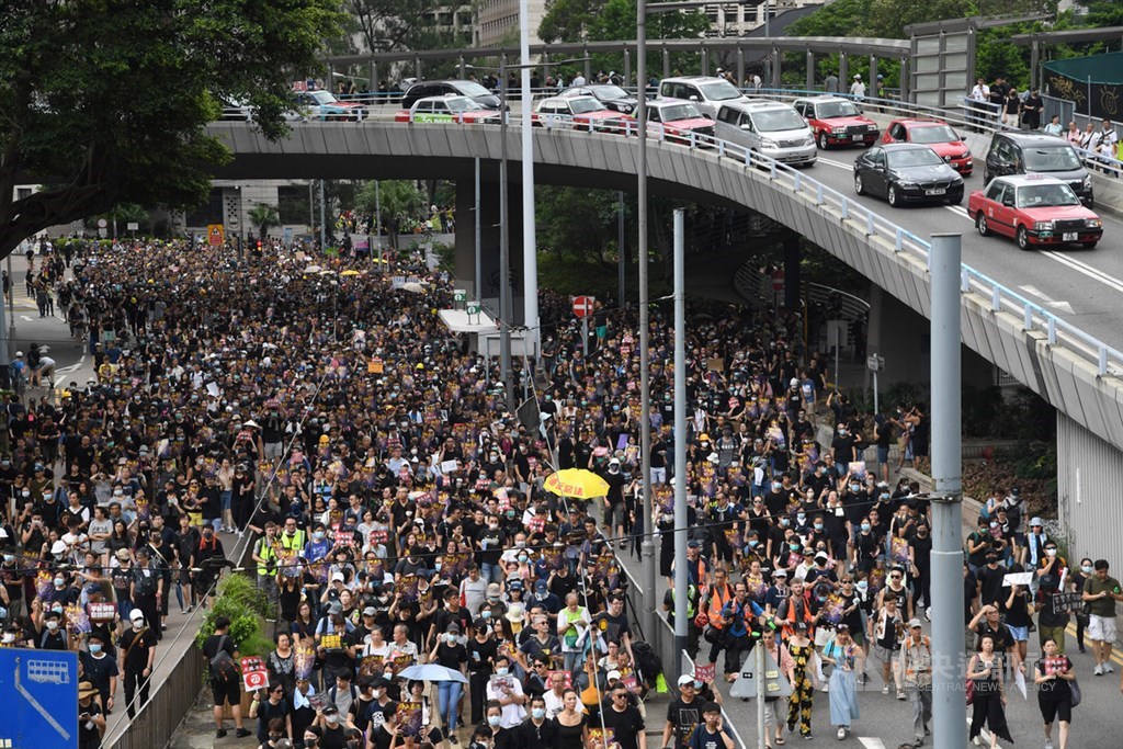 香港警方未同意28日在中環舉行的追究警方用槍責任遊行,只允許民眾在遮打花園集會。下午大批黑衣人潮再度湧現,自主展開「非法」遊行。中央社記者王飛華香港攝 108年7月28日