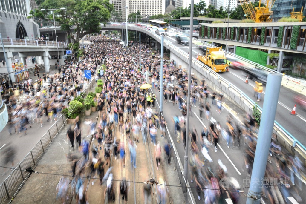 香港警方未同意28日在中環舉行的追究警方用槍責任遊行,僅同意集會。支持反送中的黑衣人潮下午陸續集結,並展開「自主」遊行。中央社記者王飛華香港攝 108年7月28日