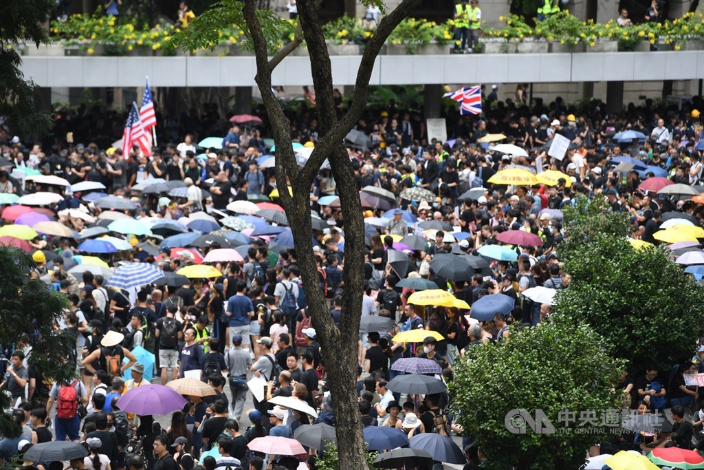 香港28日上環遊行的上訴遭駁回,警方只允許民眾在遮打花園集會。大批群眾下午在遮打花園集結,以實際行動力挺反送中。中央社記者王飛華香港攝 108年7月28日