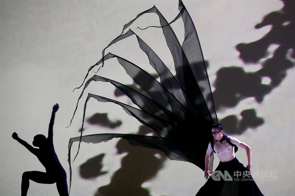 雲門舞集創辦人暨藝術總監林懷民將於今年底退休,27日晚間最後一次率領舞者在國家兩廳院藝文廣場演出,呈現9支他的編創舞作精選片段。中央社記者吳翊寧攝 108年7月27日