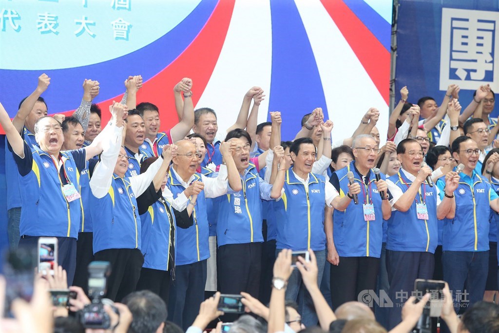 國民黨28日舉行全代會,通過提名高雄市長韓國瑜(前左4)參選總統,黨內高層齊聚,並與立委參選人等營造團結氣勢。中央社記者郭日曉攝 108年7月28日