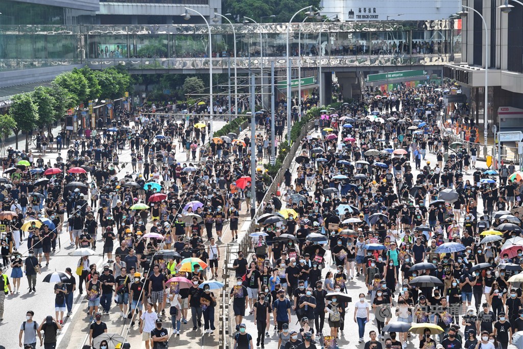 香港警方未同意28日在中環舉行的追究警方用槍責任遊行,僅同意集會。大批民眾仍以行動力挺反送中,下午自主展開「非法」遊行,經過金鐘走向灣仔方向。中央社記者王飛華香港攝 108年7月28日