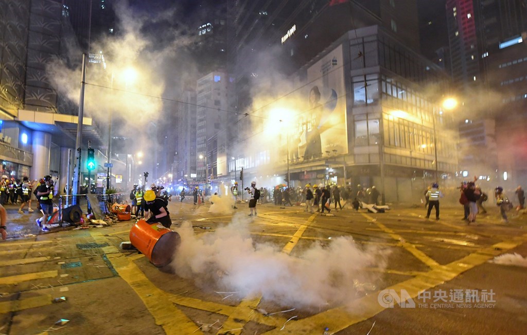 香港反送中活動持續延燒,28日晚間再陷混亂,幾乎演變成大型城市游擊戰,大批警力晚間強勢驅離示威民眾,催淚彈頻發,街道各處白煙瀰漫。中央社記者王飛華香港攝 108年7月28日