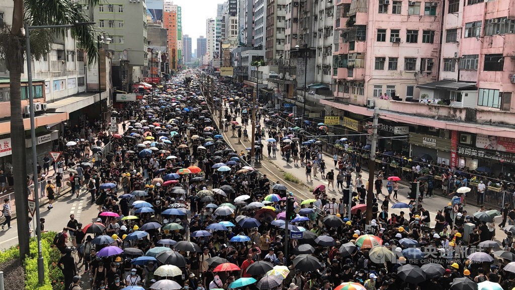 香港反送中運動持續延燒,27日在新界元朗地區推動「光復元朗」行動,儘管遊行申請並未獲得香港警方許可,大批人潮仍依原訂時間,於下午3時起聚集元朗,黑衣群眾擠滿街道。中央社記者王飛華香港攝 108年7月27日
