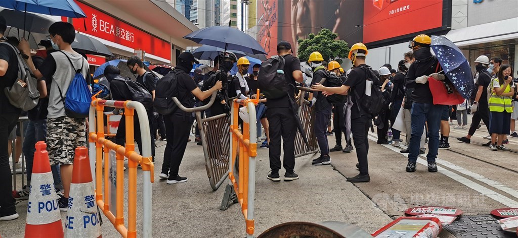 港人在香港中環遮打花園28日舉行的追究警方濫權集會,最後演變為遊行。示威人士到達銅鑼灣後,在怡和街築起鐵欄構成的「防線」,並解釋這麼做是為「有備無患」。中央社記者張謙香港攝 108年7月28日