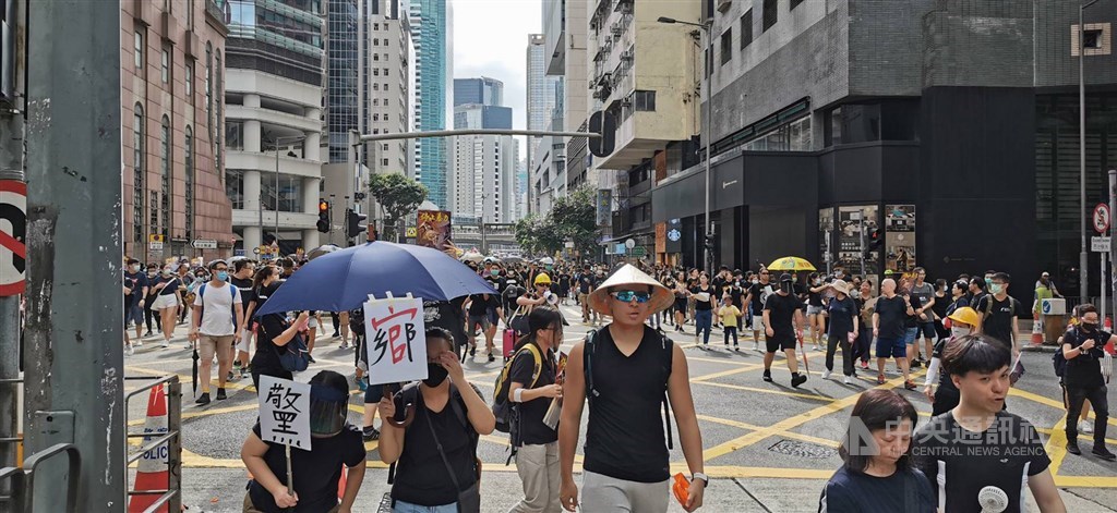 香港28日再有「反送中」遊行。示威人士從中環經過金鐘走向灣仔方向,沿途高呼警方知法犯法,要求停止暴力。中央社記者張謙香港攝 108年7月28日