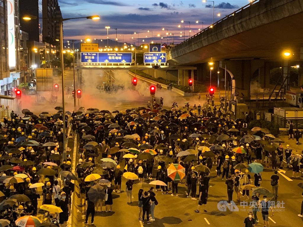 香港警方28日大規模使用催淚彈,驅離聚集在中聯辦200公尺外的示威者。中央社記者廖漢原香港攝 108年7月28日