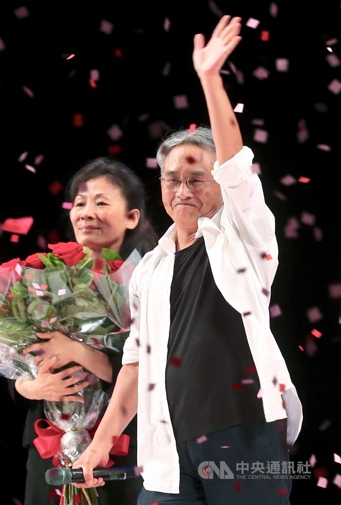 雲門舞集27日晚間在國家兩廳院藝文廣場演出「林懷民舞作精選」,這也是舞團創辦人暨藝術總監林懷民(右)在今年底退休前,最後一次率團戶外公演。公演結束後,林懷民登台向觀眾揮手致意。中央社記者吳翊寧攝 108年7月27日