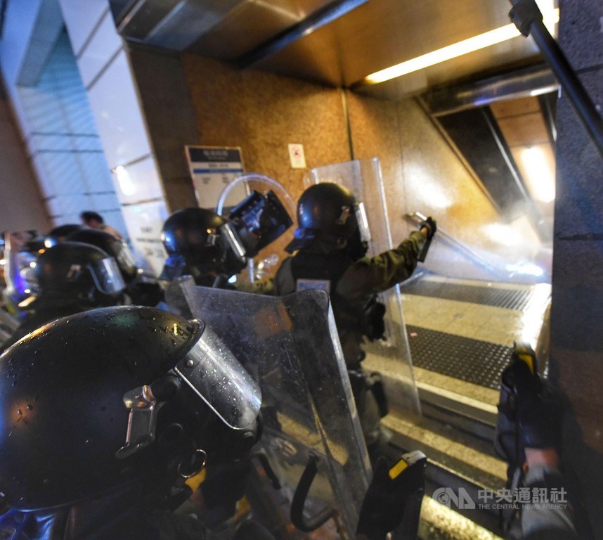 香港28日中環遮打花園追究警方用槍集會,演變為大規模「自主」遊行,港警晚間噴灑胡椒水驅趕港鐵上環站內的反送中示威民眾。中央社記者王飛華香港攝 108年7月28日