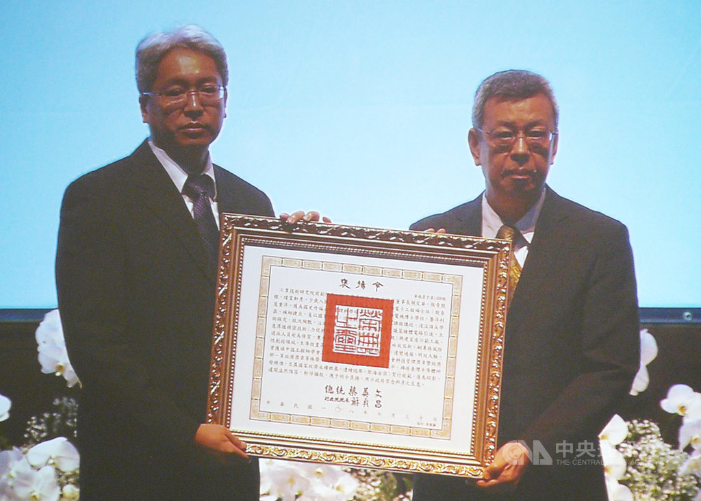 副總統陳建仁(右)30日出席半導體業大老胡定華追思會,代表總統蔡英文頒發褒揚令。中央社記者張建中攝 108年7月30日