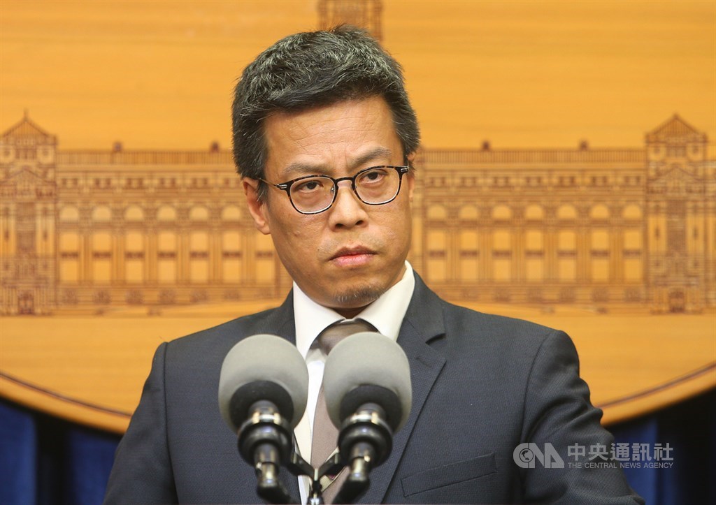 華航主管30日指總統專機全機好像就總統蔡英文沒買免稅品,總統府發言人黃重諺(圖)說,這是不正確的訊息,對參與外交努力的成員,不是公平的說法。中央社記者謝佳璋攝 108年7月30日