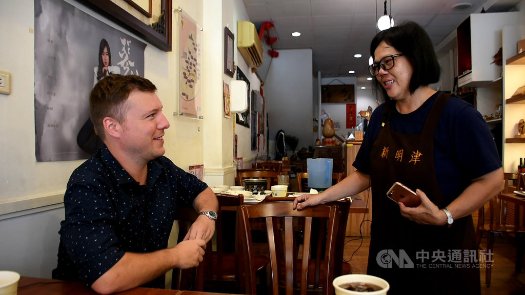 國發會舉辦「城市英語力趣味評比」活動,嘉義市有8成店家拿到外籍老師的「excellent」評等。(國發會提供)中央社記者潘姿羽傳真 108年7月30日
