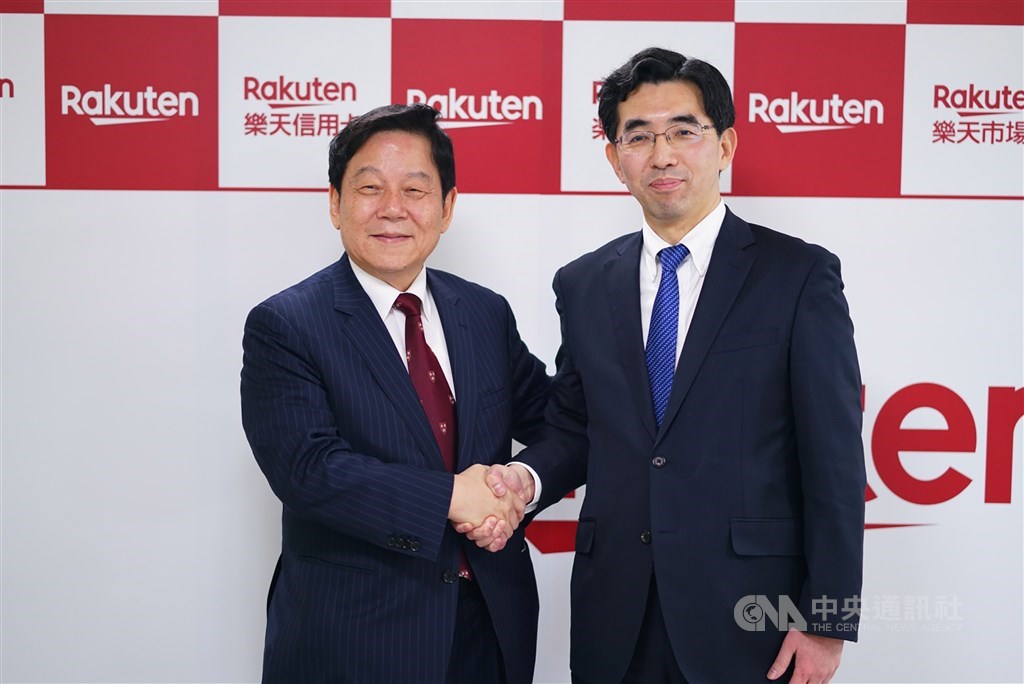 樂天銀行社長永井啟之(右)2月時來台接受媒體訪問表示,樂天與國票金合作,主要著眼於國票金對台灣市場的了解。圖左為國票金控董事長魏啟林。(中央社檔案照片)