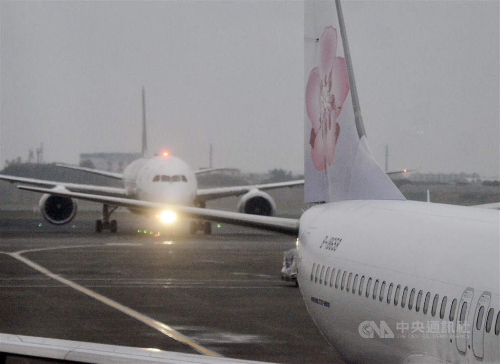 中華航空前機師傅嘉凡因執勤前酒測值超標遭華航解僱,台北地方法院認定解僱合法,全案可上訴。(示意圖/中央社檔案照片)