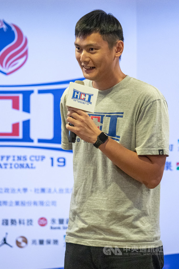 第一屆政大雄鷹盃名校籃球邀請賽記者會30日舉行,政大男籃總教練陳子威出席表示,希望趁機能向其他球隊學習,並呈現最好的表現給大家看。中央社實習記者林亭攝 108年7月30日