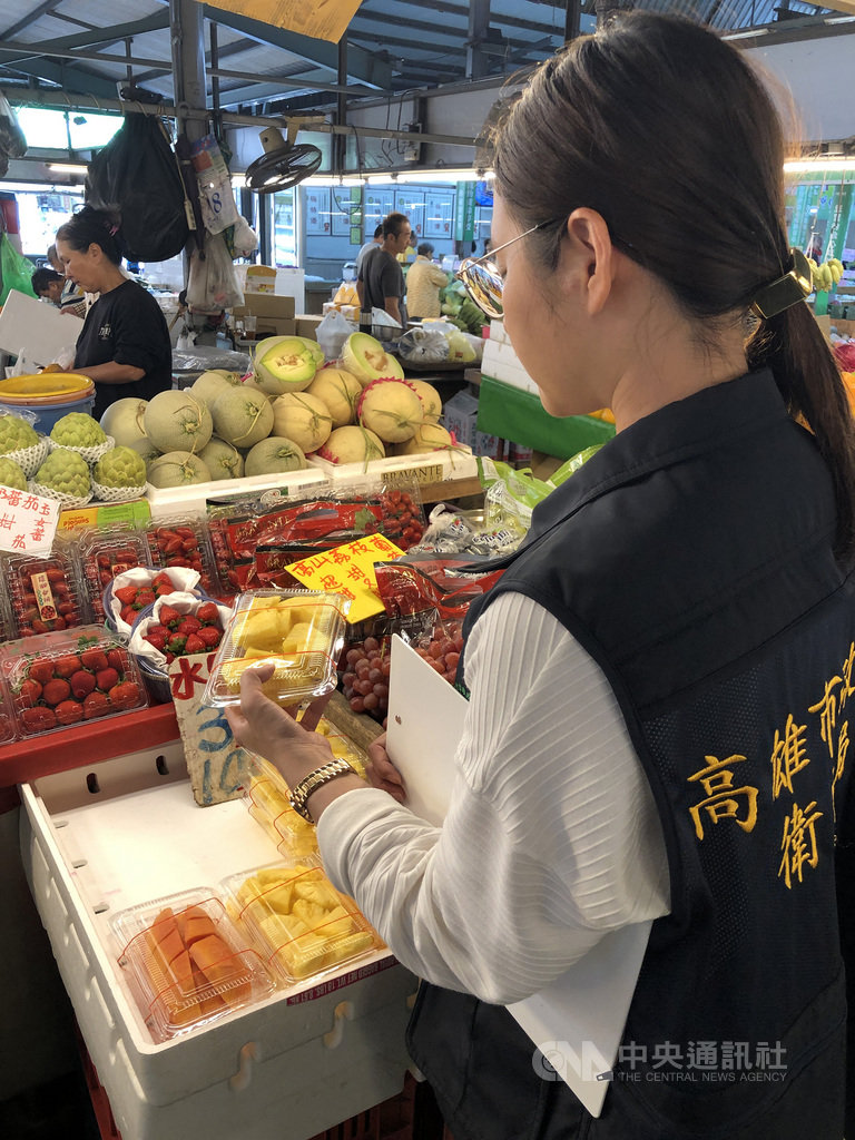 台灣消費者保護協會日前在南部地區的夜市、黃昏市場等進行抽驗,30日公布結果,發現75件現切水果中,有42件檢出大腸桿菌群,不合格率56%。圖為衛生局人員抽驗現切水果攤。(高雄市衛生局提供)中央社記者程啟峰高雄傳真 108年7月30日