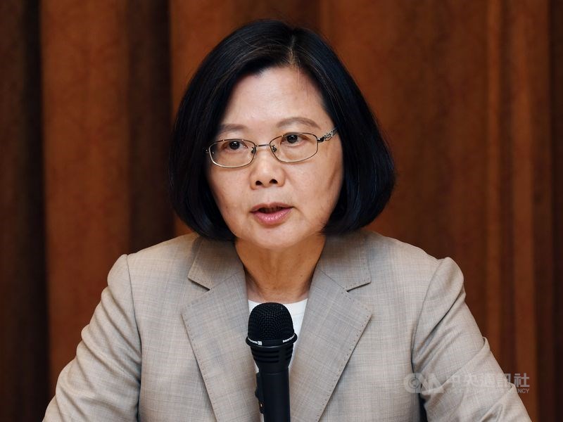 朱姓退伍軍人日前在臉書張貼「蔡英文修官邸1億2000萬 超前三任16年總和8000萬」的圖文,刑事局29日通知到案說明,依法送辦。圖為總統蔡英文。(中央社檔案照片)