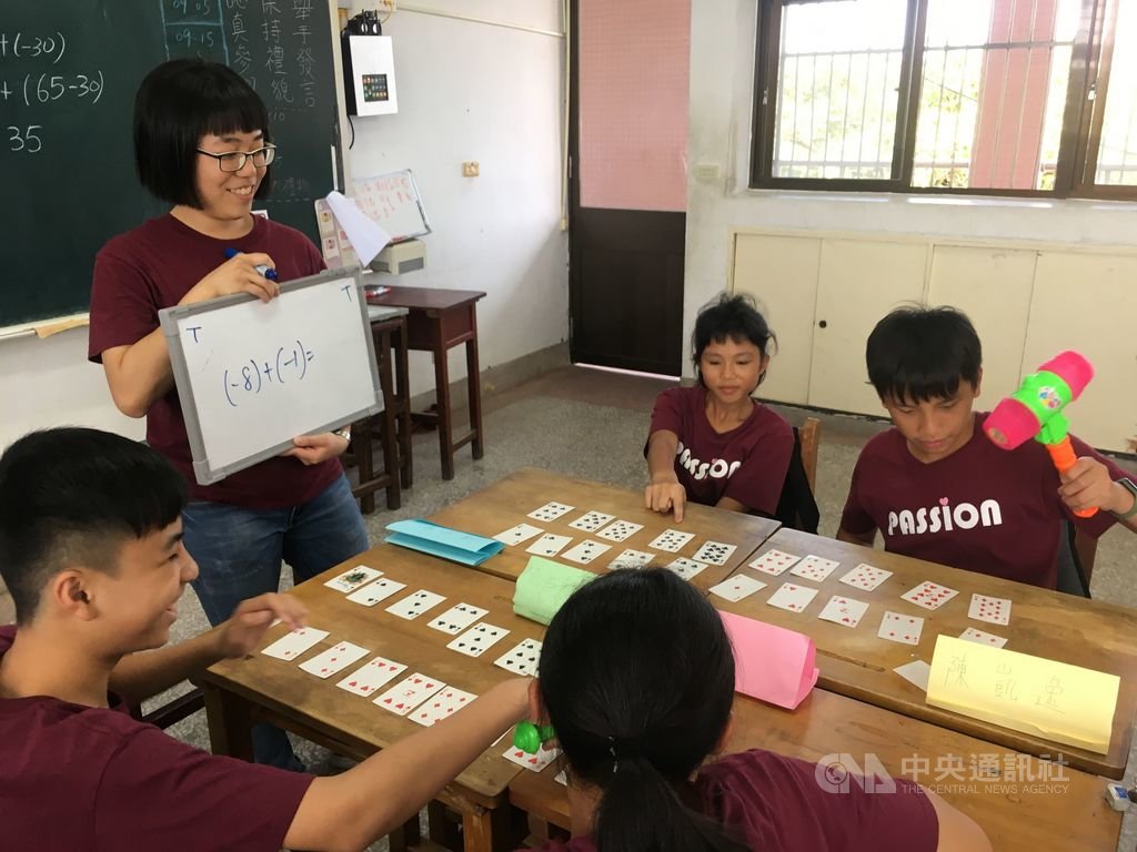 台灣師範大學偏鄉教育實習前進花東,協助花蓮偏鄉國中生在國、英、數3大基礎科目上進行系統性教學,數學部分除透過撲克牌紅、黑色讓計算變好懂,也透過分組競賽方式,提升課程有趣程度,加強邏輯訓練。(台師大提供)中央社實習記者蕭惠敏傳真 108年7月31日