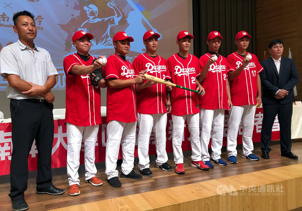 中職味全龍隊今年季中選秀選進6名南華大學棒球隊球員,1日球團在南華大學為他們舉辦加盟儀式,南華大學校方代表及南華棒球隊總教練蔡仲南(左)將子弟兵交給味全龍總教練葉君璋(右)。中央社記者黃國芳攝 108年8月1日