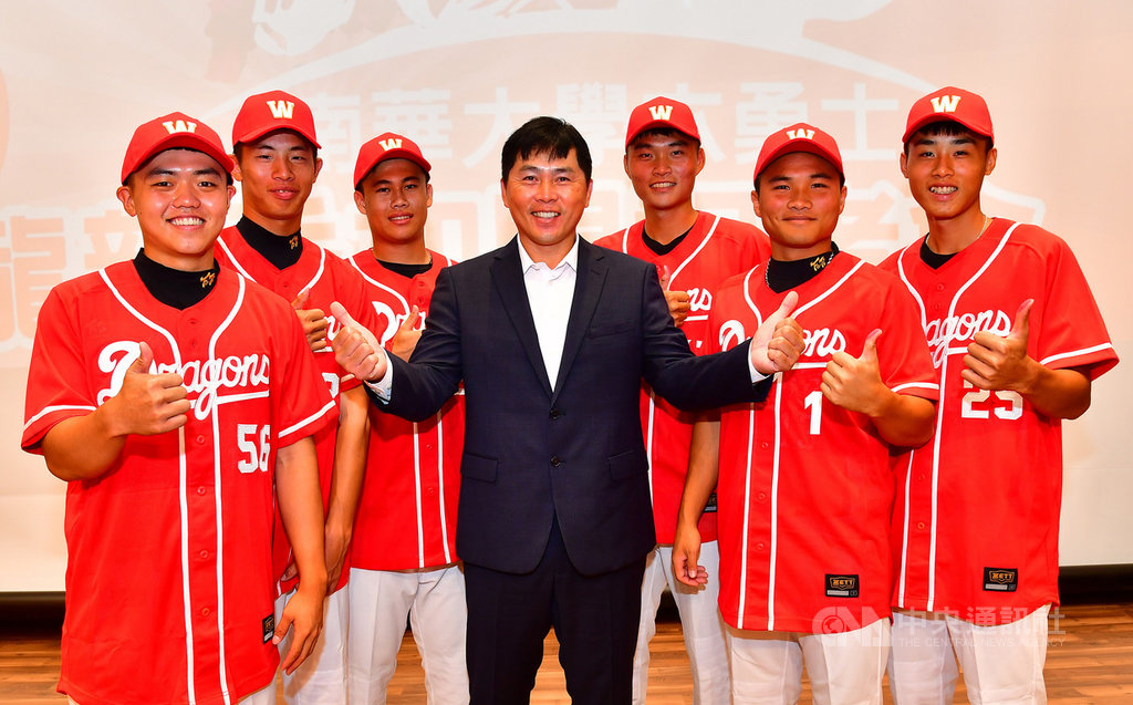 中職味全龍隊今年季中選秀選進6名南華大學棒球隊球員,1日舉行加盟記者會,總教練葉君璋(中)為6人披上味全龍隊球衣。(南華大學提供)中央社記者謝靜雯傳真 108年8月1日