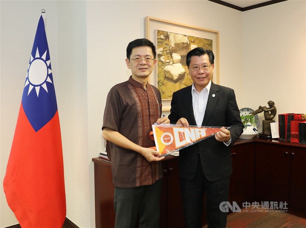 中央社社長張瑞昌7月中旬赴新加坡訪問,圖為張瑞昌(左)拜會駐新加坡台北代表處代表梁國新(右)。中央社記者黃自強新加坡攝 108年8月1日