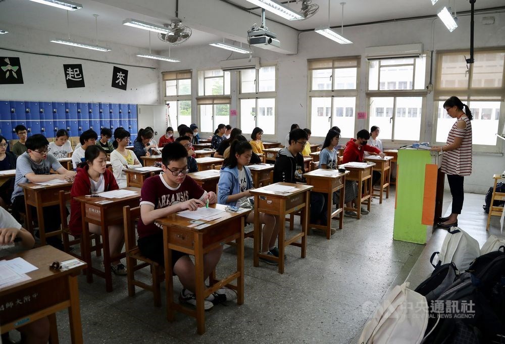 大考中心表示,109學年度學測、指考、英聽測驗3項升學考試,攜帶手機入場且「未完全關機」罰則加重。(示意圖/中央社檔案照片)