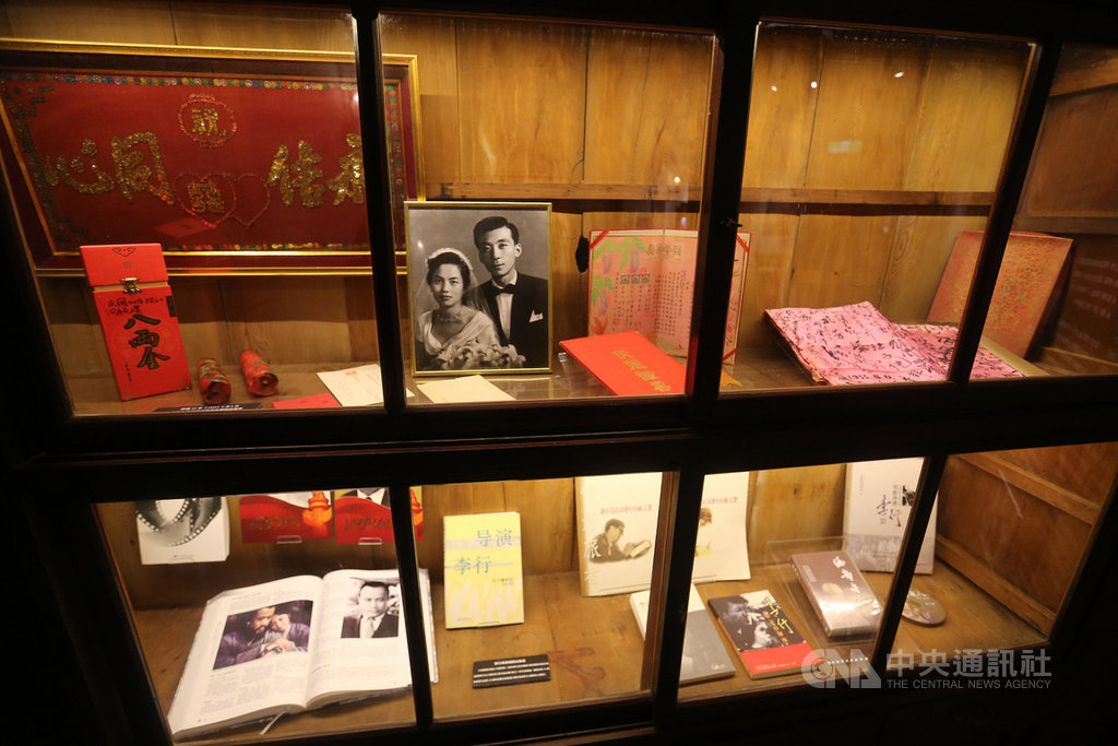 「行影‧不離-李行電影文物展」2日在台北市剝皮寮歷史街區開展,導演李行將畢生收藏的4萬多件文物捐給國家電影中心,除了提供研究,也在文物展中展出。中央社記者徐肇昌攝 108年8月2日