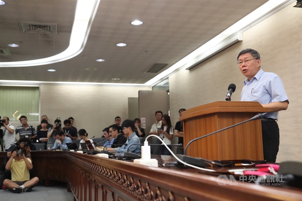 台北市長柯文哲(右)籌組台灣民眾黨,他1日在市政大樓11樓接受媒體聯訪時,強調自己近期走訪灣各縣市,同步思考台灣需要什麼,要怎麼做,台灣才會更好。中央社記者吳家昇攝 108年8月1日