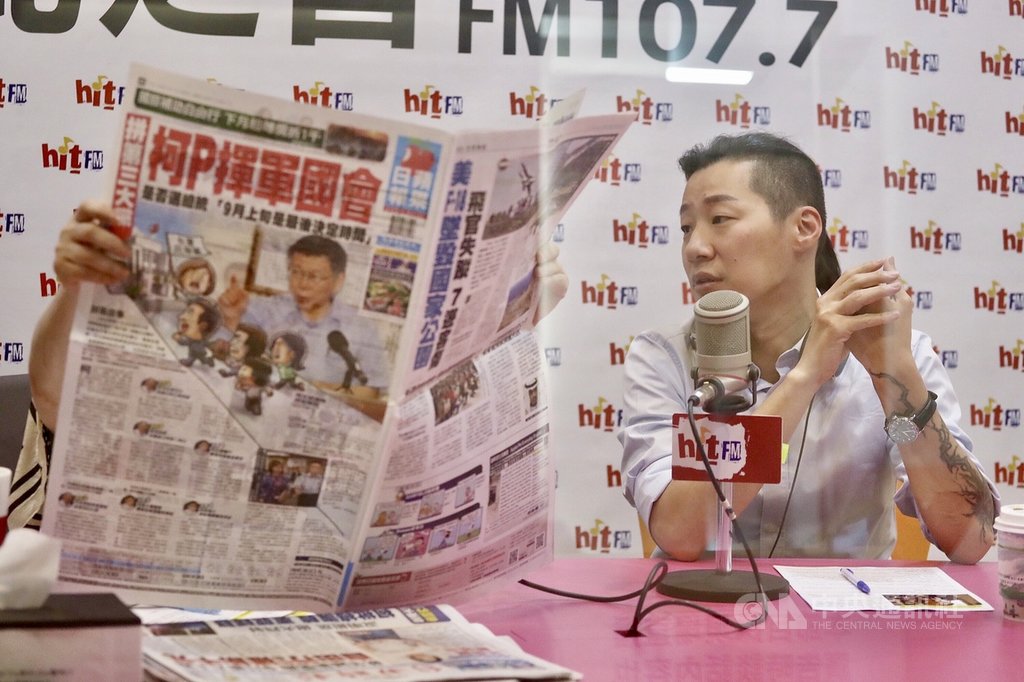 宣布退出時代力量、將以無黨籍身分參選台北中正萬華區的立委林昶佐(右)2日在台北接受廣播節目專訪,談退出時力的原因,並表示做出要退黨的決定,就不會後悔。中央社記者吳翊寧攝 108年8月2日